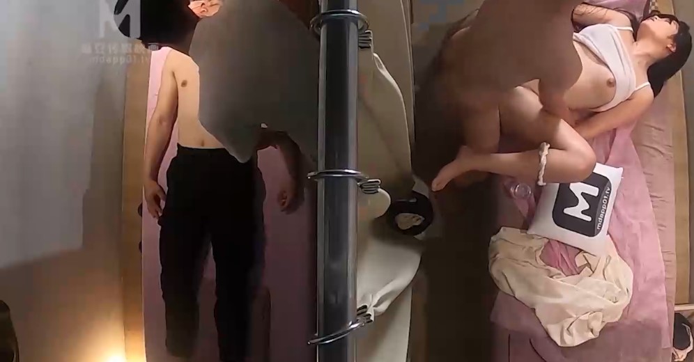 Đưa em người yêu đi mát xa bị anh KTV phang sướng lồn